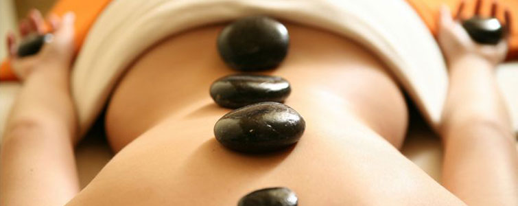 Massage aux pierres chaudes ou hot stone massage